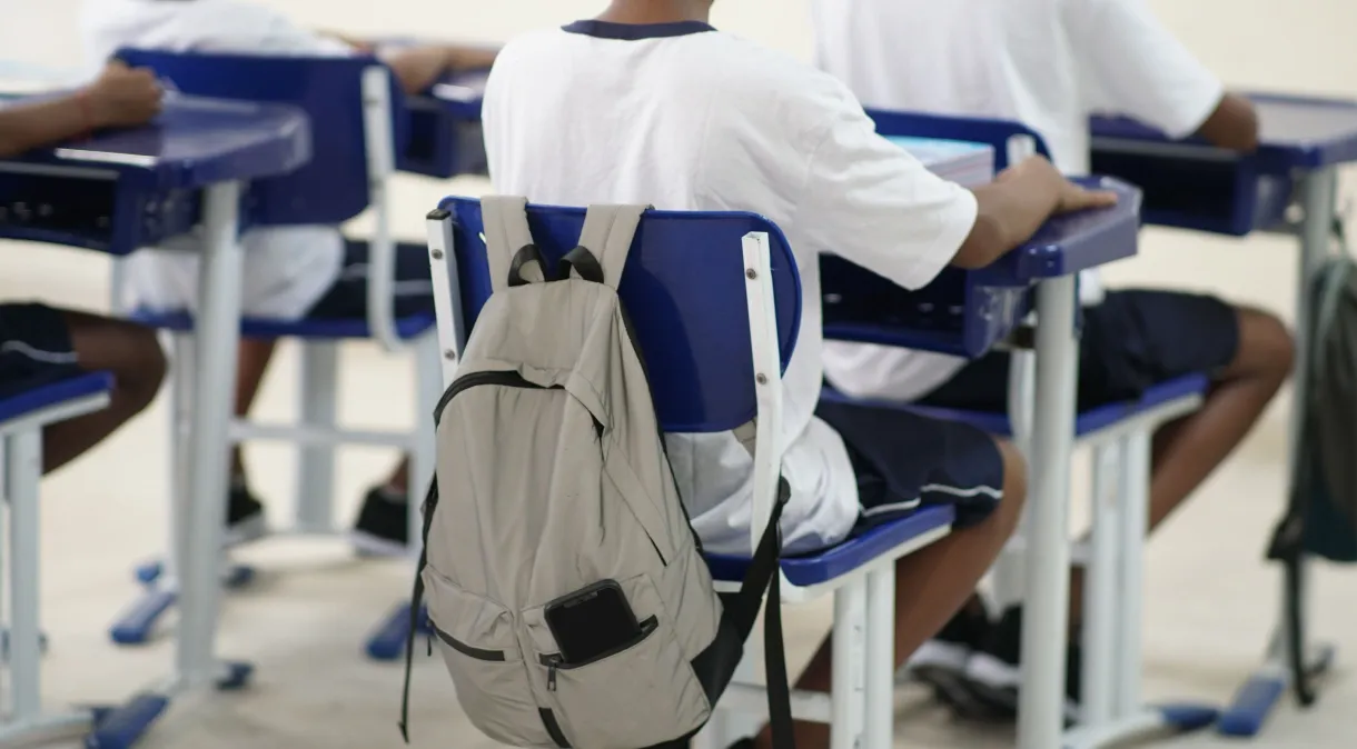 Menos da metade dos estudantes brasileiros termina ensino médio na idade certa