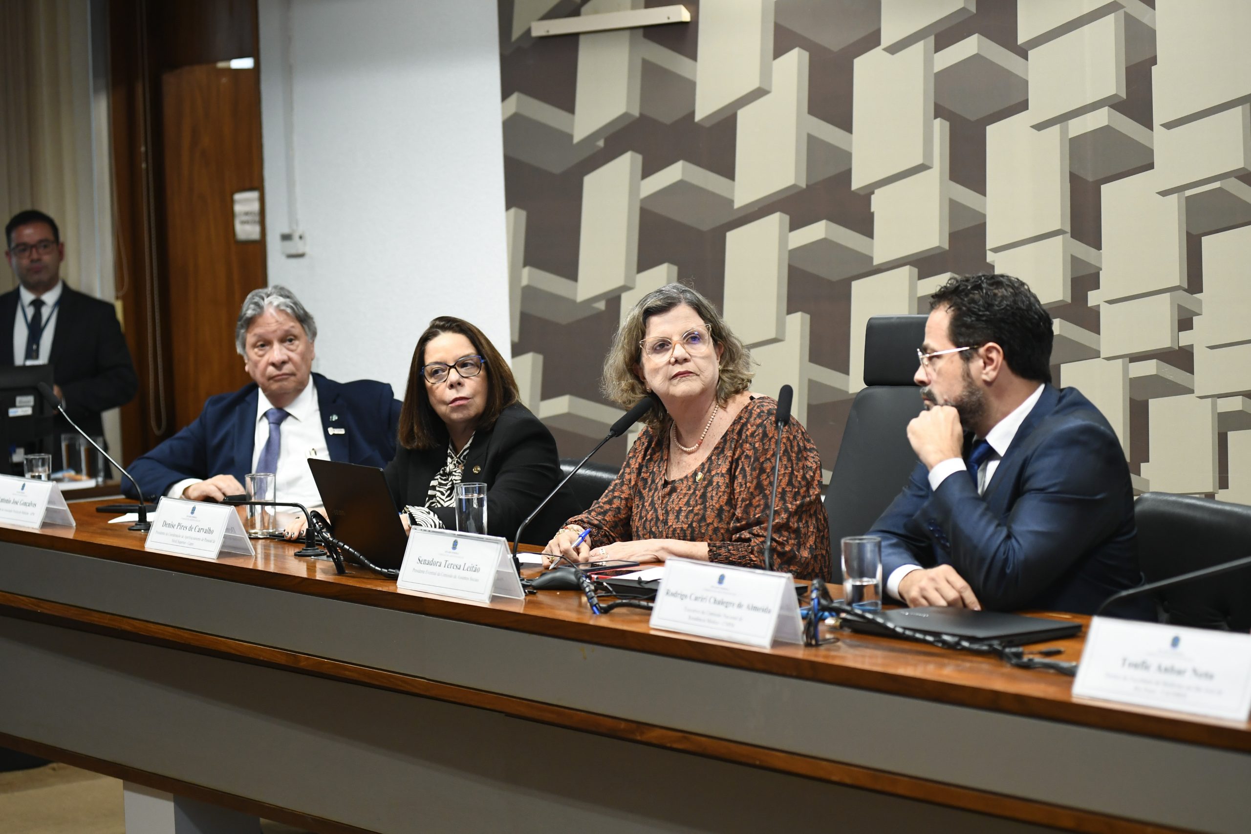 Teresa Leitão questiona eficácia de exame nacional para médicos e pede debate mais amplo sobre formação