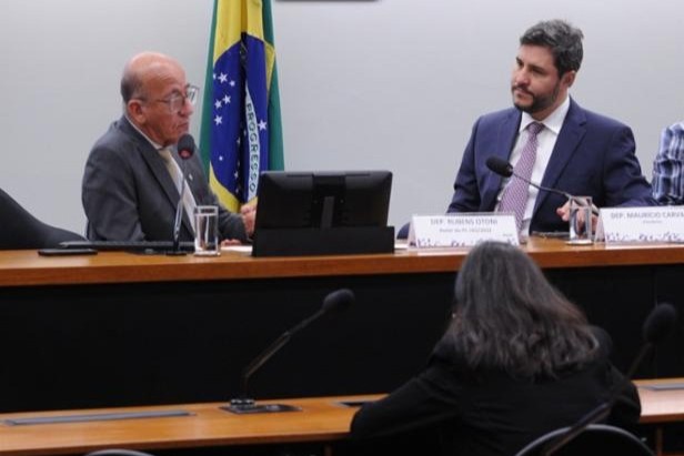 Maurício Carvalho defende isenção do imposto de renda para professores em audiência pública na Câmara