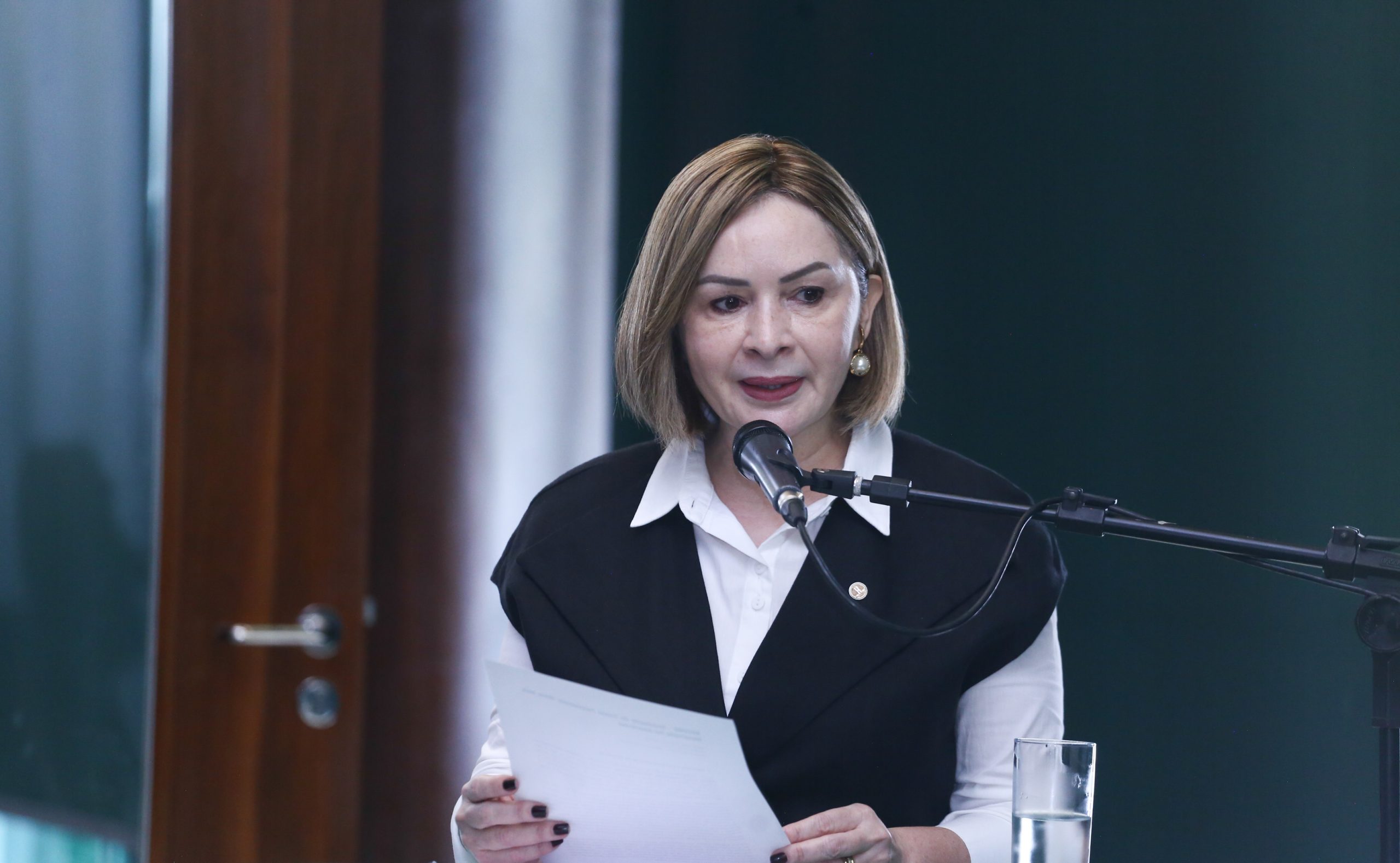 Socorro Neri cobra mudança no cálculo do piso do magistério e defende valorização dos professores