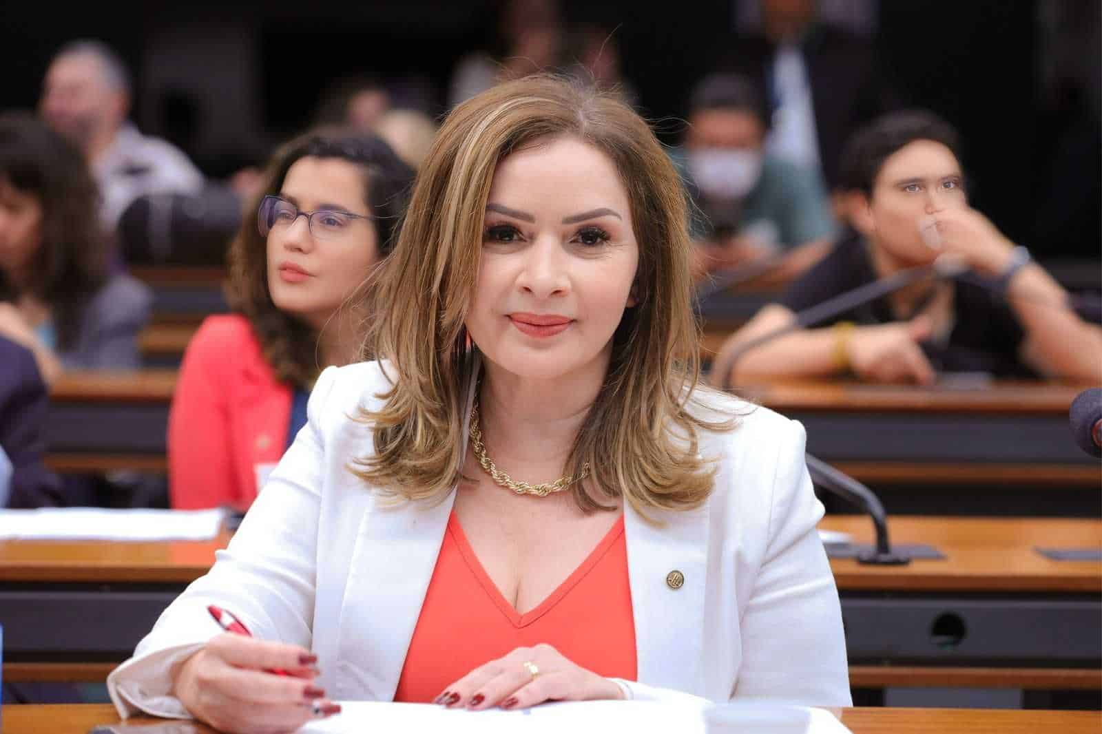 Socorro Neri defende que educação seja prioridade no Congresso em 2026 com novo PNE, IA e valorização docente